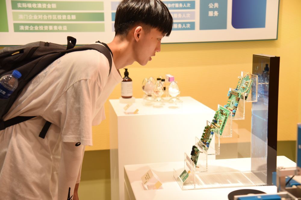 5日上午，来自台湾桃园市的王同学正在横琴粤澳深度合作区规划展览馆内认真查看电路板展品。新华社记者 洪泽华 摄