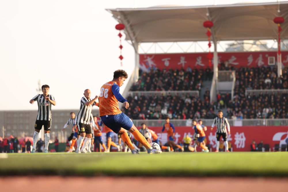 “阿图什杯”全疆足球邀请赛比赛现场。受访者供图
