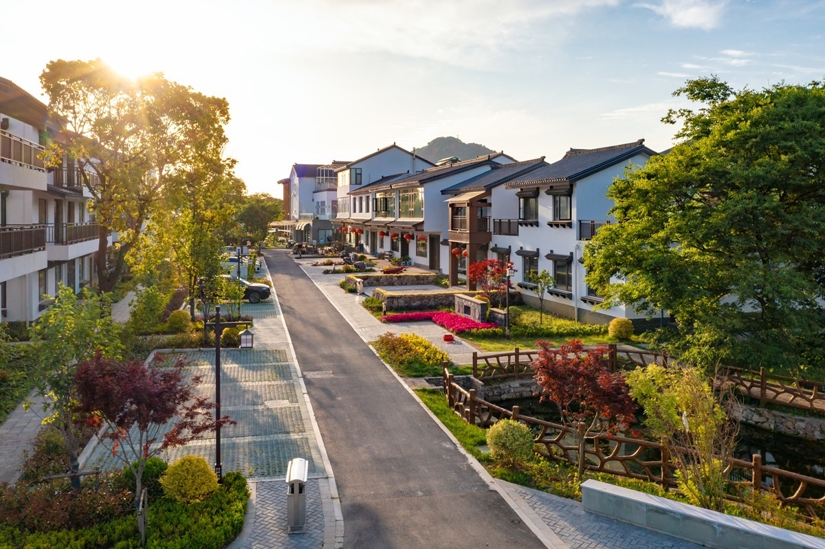 过去山南头(上)和现在山南头(下)的对比(央广网发 无锡阳山生态休闲旅游度假区供图)