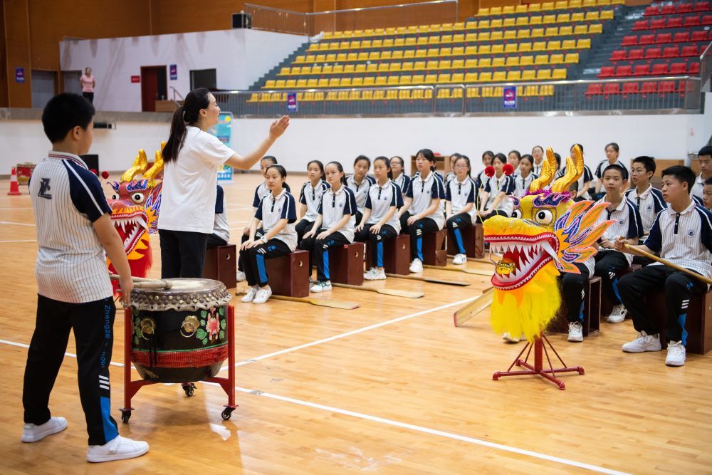 ↑2020年9月以来，坐落在汨罗江畔的湖南省岳阳市正则学校将划龙舟和体育课结合起来，开设“龙舟课”，在促进学生身心健康的同时传承了中国传统文化。这是正则学校的学生们在体育馆上龙舟课（2021年6月10日摄）。