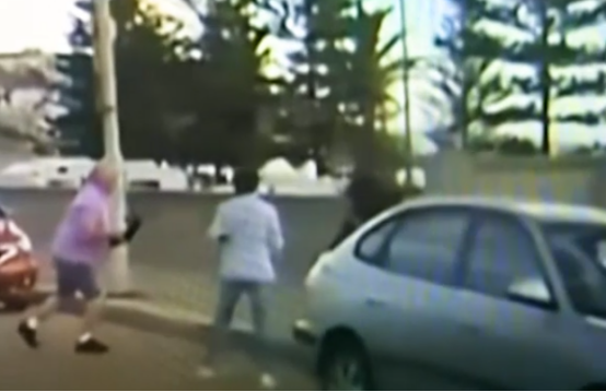 监控画面显示:一对夫妇在路上出手阻止赛义德·阿克拉姆行凶。图源:澳媒