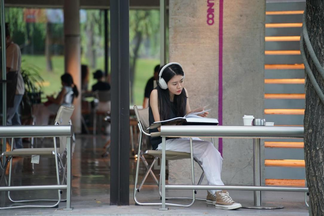 游客在西安曲江池遗址公园一家餐吧内读书（2024年5月26日摄）。新华社记者 邵瑞 摄