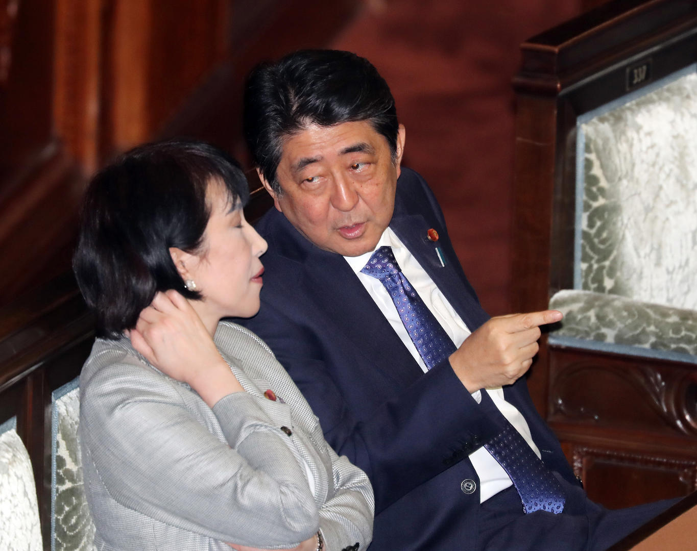 ▲当地时间2017年5月18日,日本东京,安倍晋三(右)在东京国会下院全体会议上与高市早苗交谈 图据视觉中国