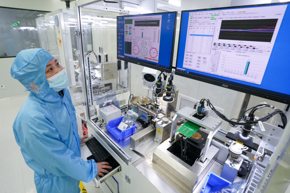 3月31日,工作人员在华景传感科技(无锡)有限公司的生产车间内作业。