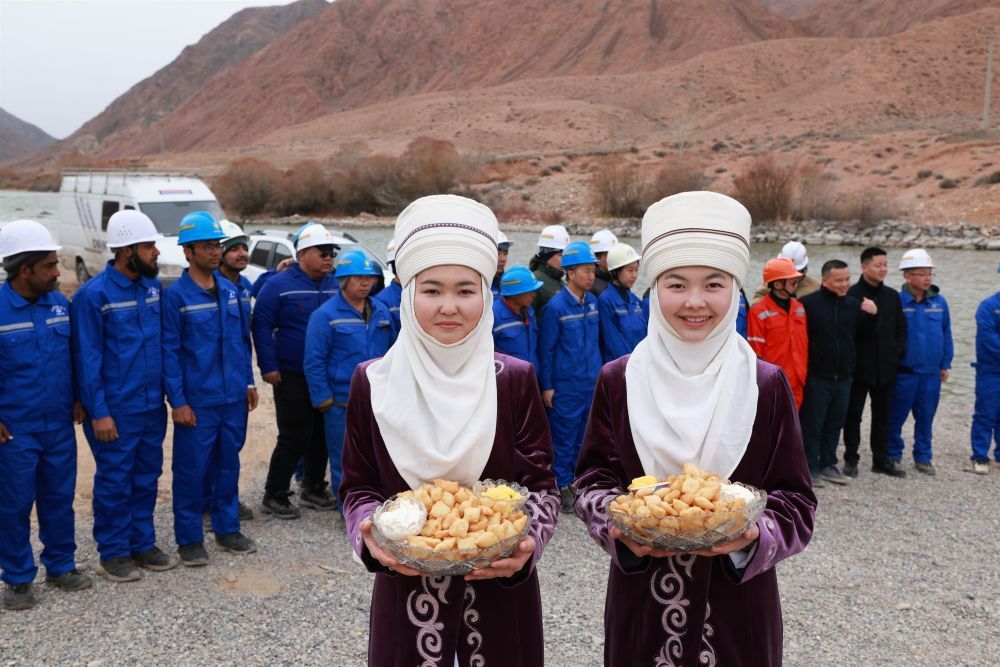 2024年3月13日，当地姑娘身着民族服饰参加在吉尔吉斯斯坦伊塞克湖州举行的中国政府援吉灌溉系统改造项目一标段交接仪式。新华社发（罗曼摄）