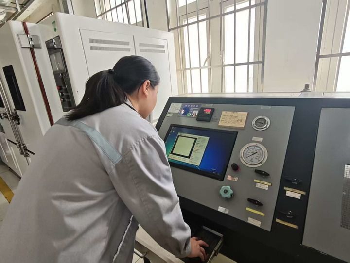 图为天津中冠汽车部件制造有限公司工作人员在进行试验操作。（受访者供图）