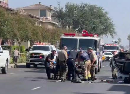 ▲抢救警员现场 据龙先生发布的视频截图