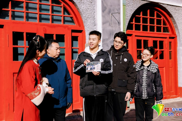 大学生和网络达人开启“时光信物寻踪”。主办方供图