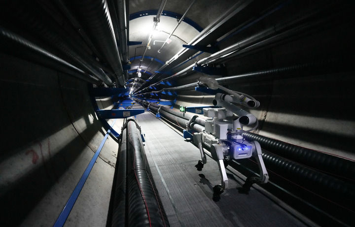 智能巡检机器人在位于浙江绍兴越城区的220千伏土井头电缆隧道进行无人化局部放电检测（2025年5月22日摄）。新华社记者 翁忻旸 摄