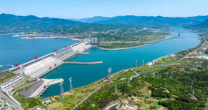 4月10日拍摄的三峡大坝。新华社记者 肖艺九 摄