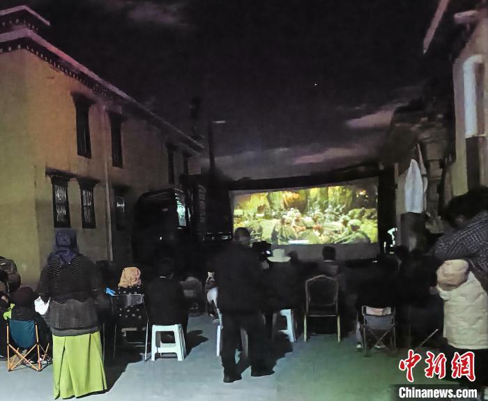 图为村民在夜幕下观看露天电影。达孜区委宣传部供图