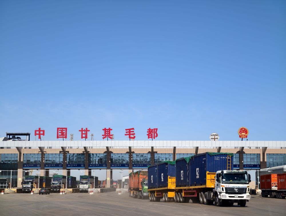 跨境运输车辆从甘其毛都口岸通关。新华社发