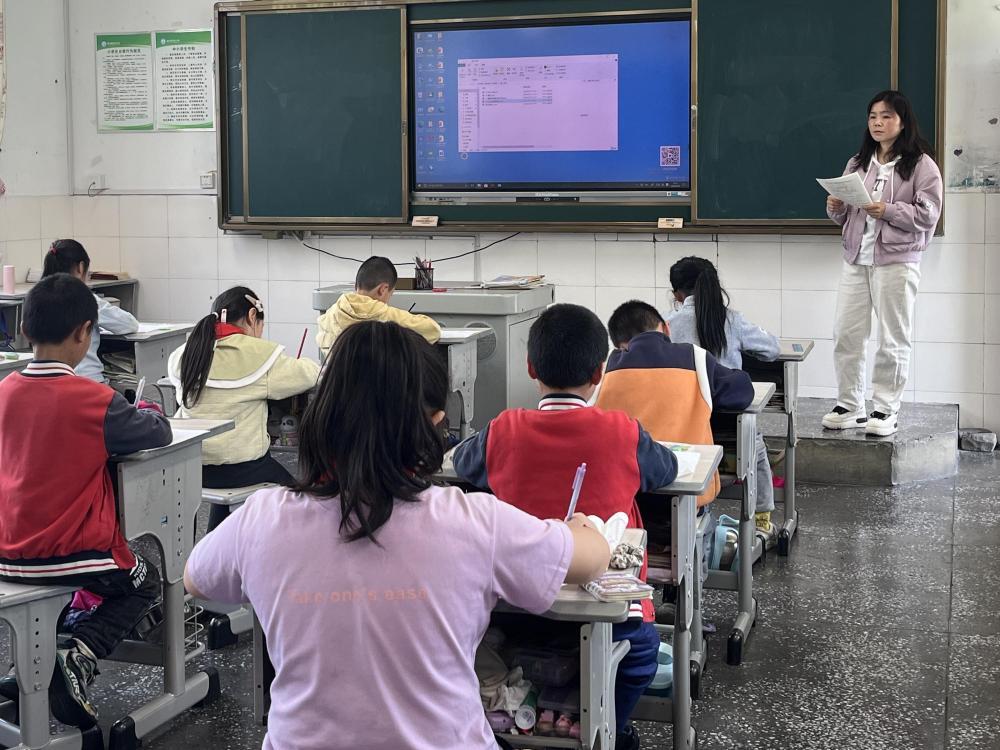 4月18日，重庆市秀山县隘口镇岑龙小学的孩子们正在教室里上课。新华社记者周思宇 摄