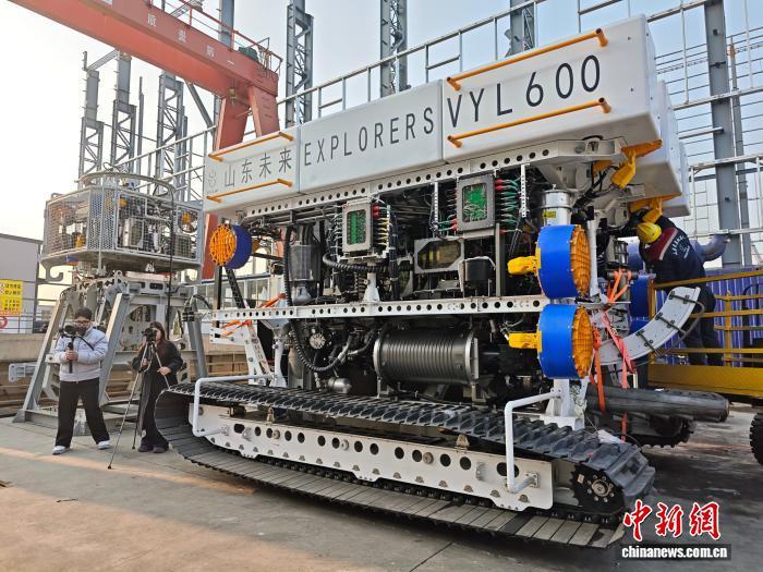 山东未来机器人有限公司厂区内的深海1500米铺缆作业机器人。中新网记者 刘越 摄