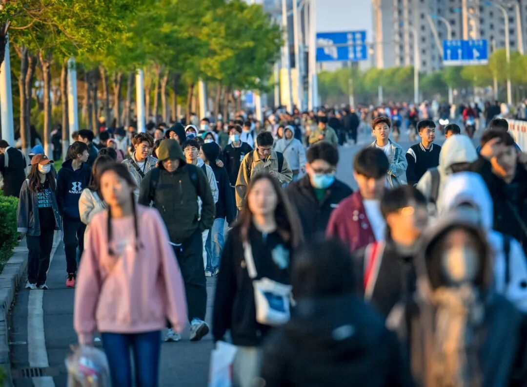 2023年5月1日早晨,天津滨海新区东疆亲海公园,在看完5点10分的日出后,大学生“特种兵”们结伴陆续开启返程。(图/IC photo)