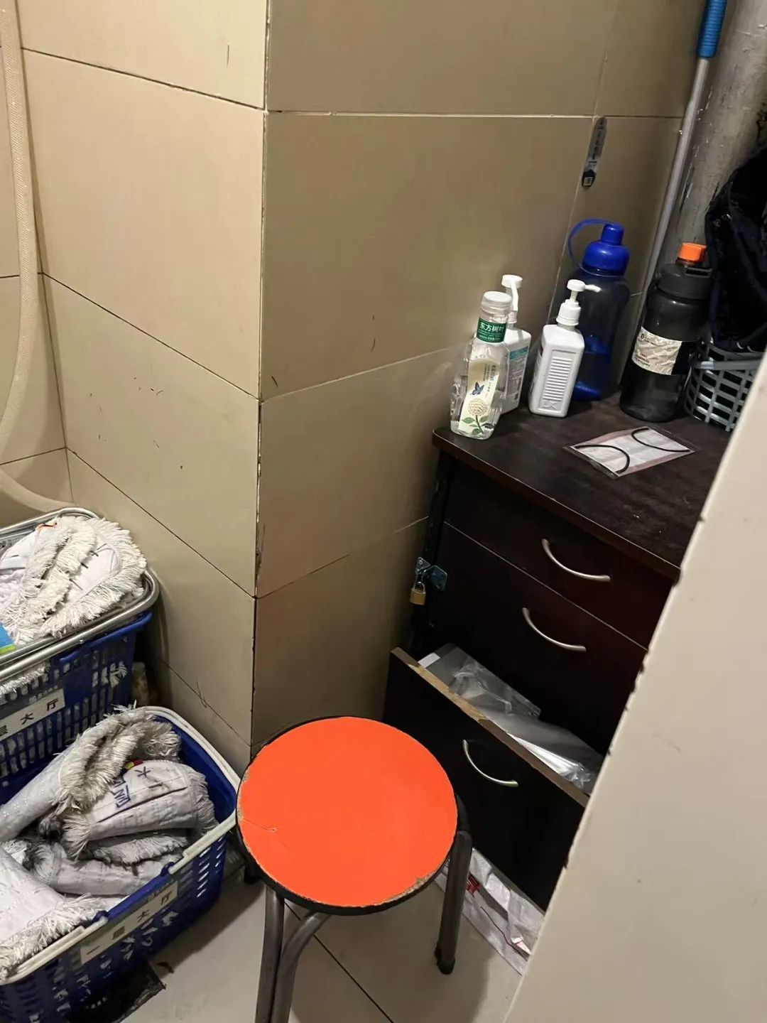 工具间里,保洁员的凳子