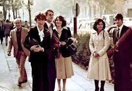 ◆伊朗伊斯兰革命前,巴列维王朝曾推动社会风气的西化。