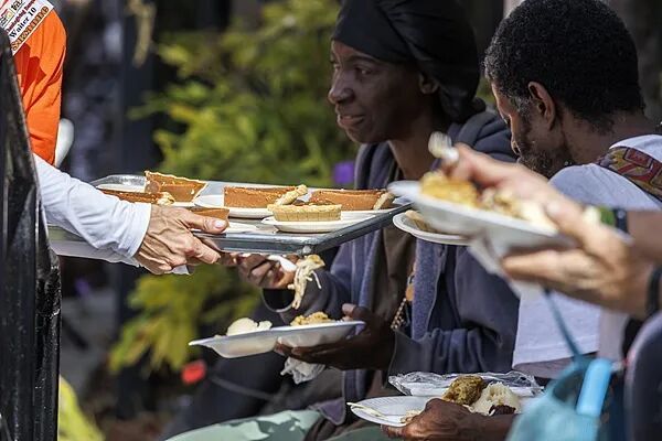 慈善机构为迈阿密无家可归者提供“感恩节大餐”