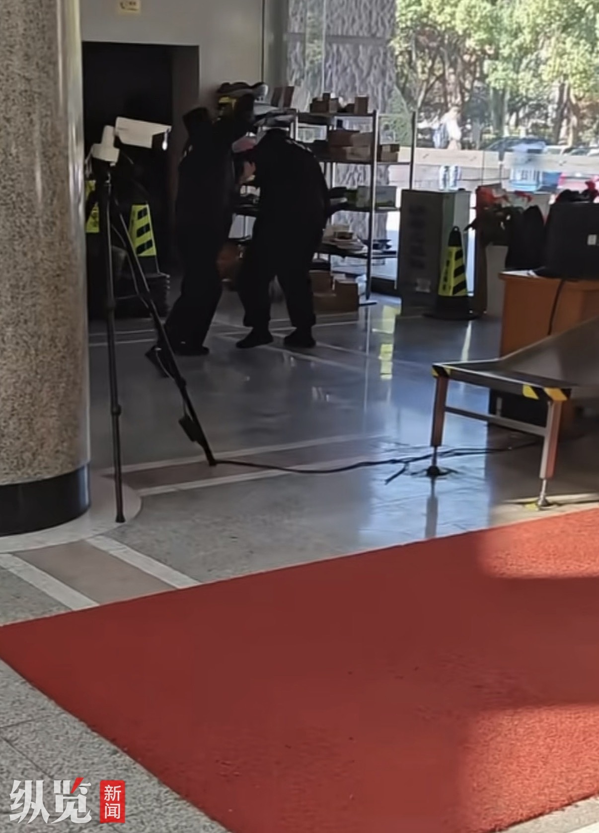 网友拍摄的浙江图书馆内两保安“打架”视频。（来源/视频截图）