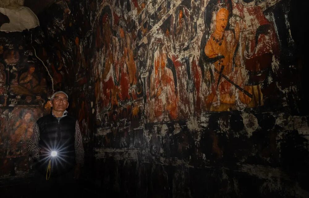 仁增旺扎在石窟内检查是否有渗水、坍塌等风险。新华社记者 丁增尼达 摄