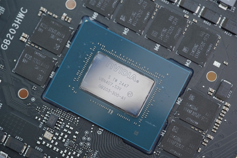 七彩虹iGame RTX 5070 Ti Vulcan OC显卡评测:一键提速降温、磁吸组件玩法多样