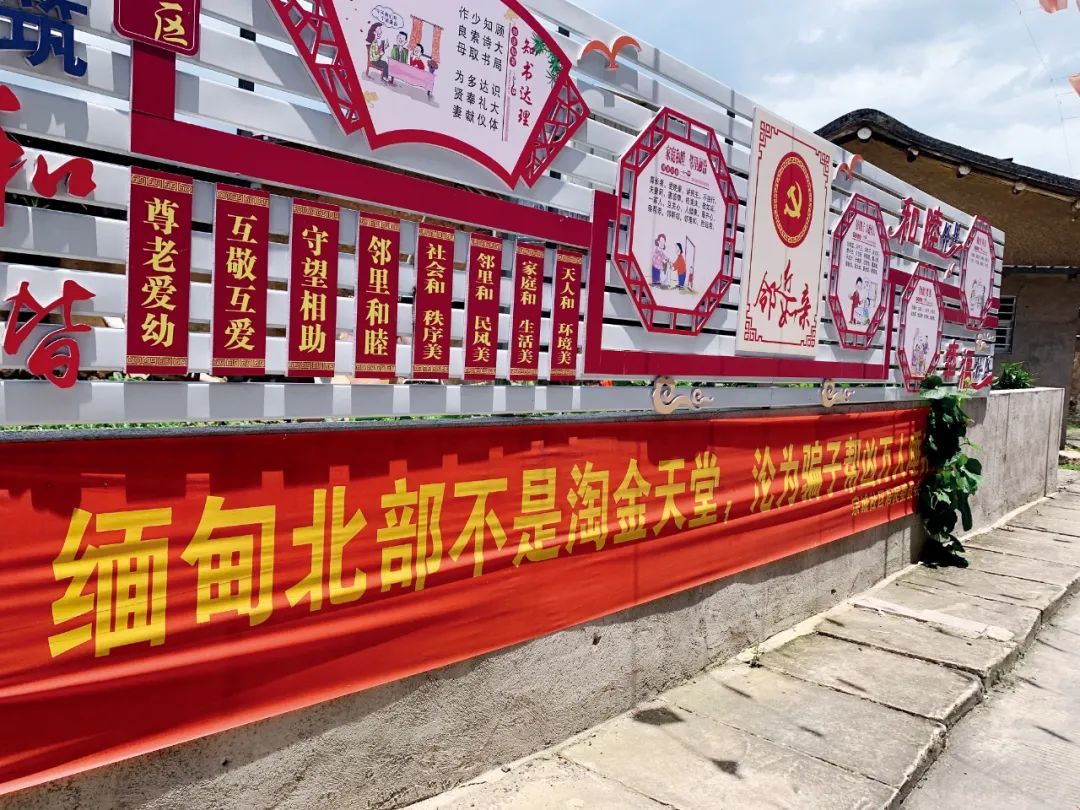 在福建安溪境内,多处都挂着反电诈、打击偷私渡的横幅。摄影/本刊记者 徐天