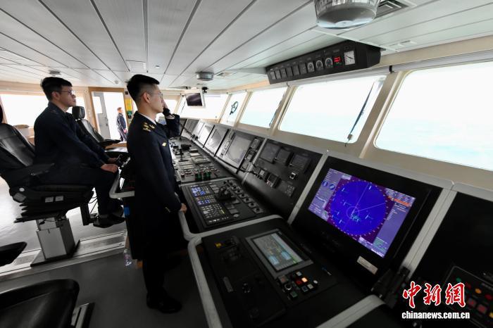 图为福建海事局工作人员在“海巡06”轮上参与行动。中新社记者 王东明 摄