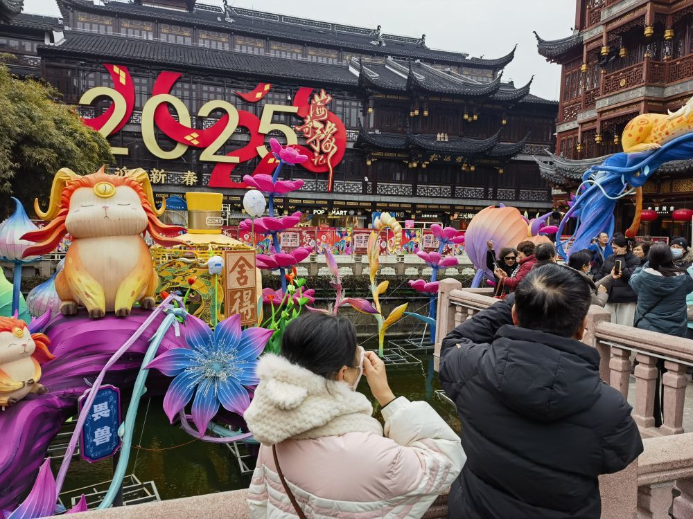 新华全媒+｜灯火映街市 春暖闹元宵——各地群众欢度元宵佳节