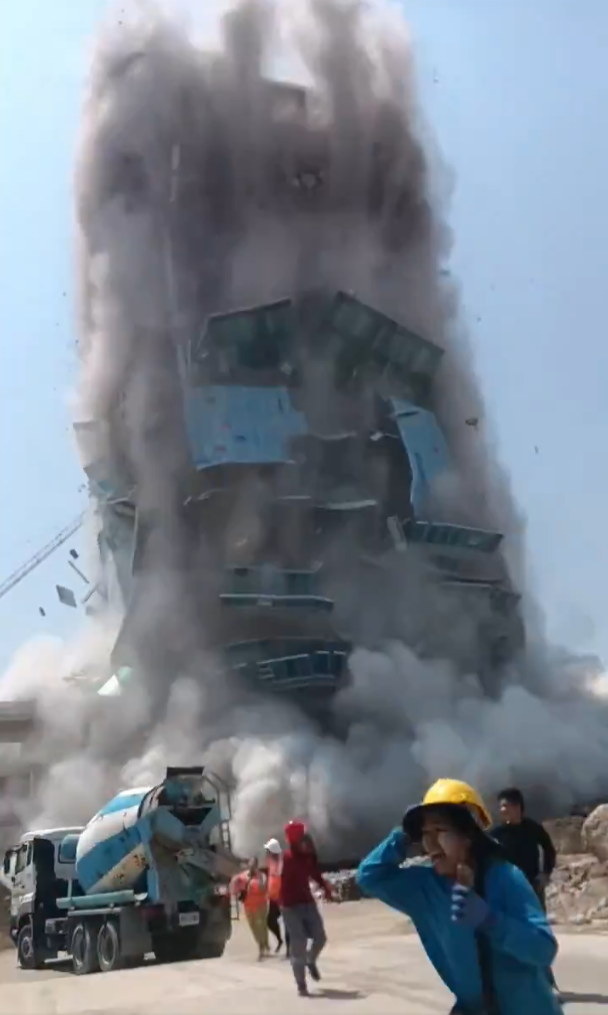 当地时间3月28日,泰国曼谷,一栋在建高楼轰然倒塌,附近人群四散逃离。视频截图