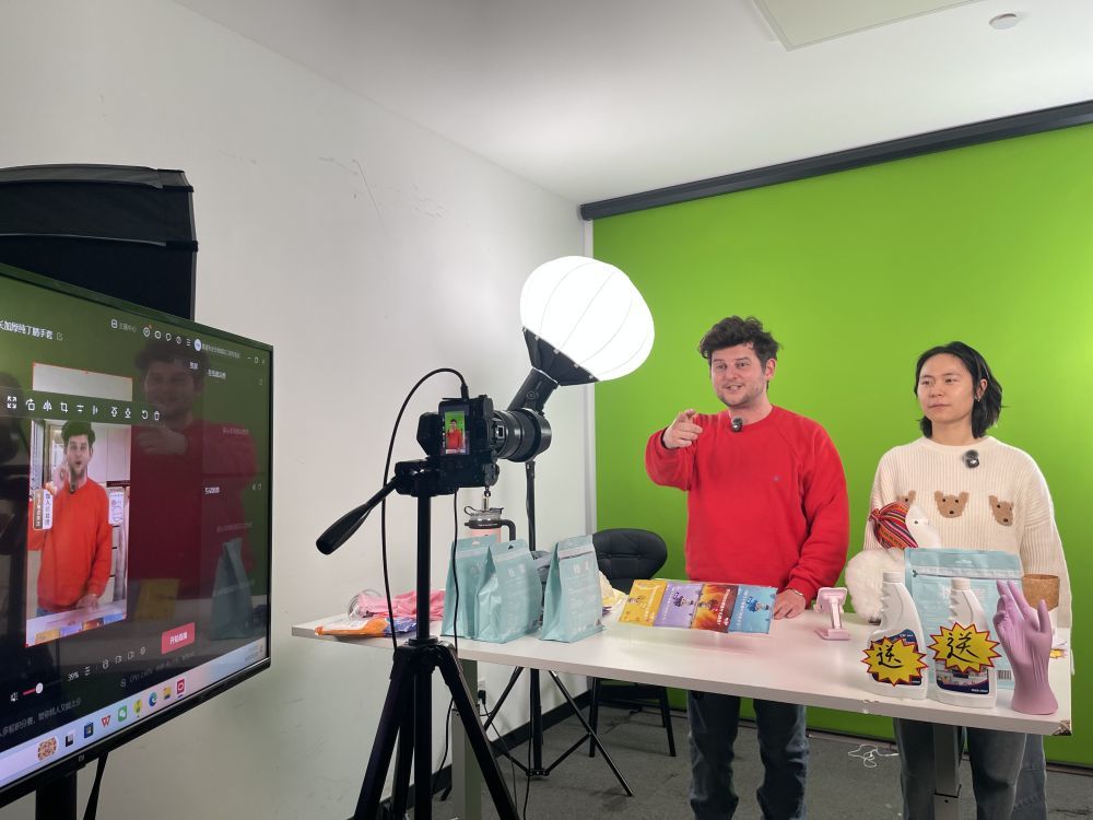 虹桥品汇直播基地的直播间内,不少“洋主播”正在镜头前带货。新华社发