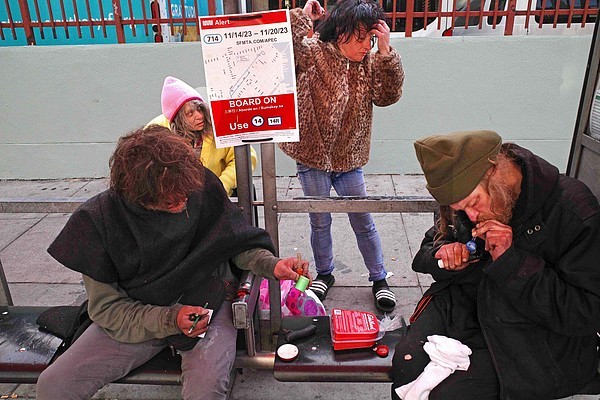 美国旧金山,当地药物芬太尼肆虐严重,成千上万无家可归的人露宿街头。 视觉中国