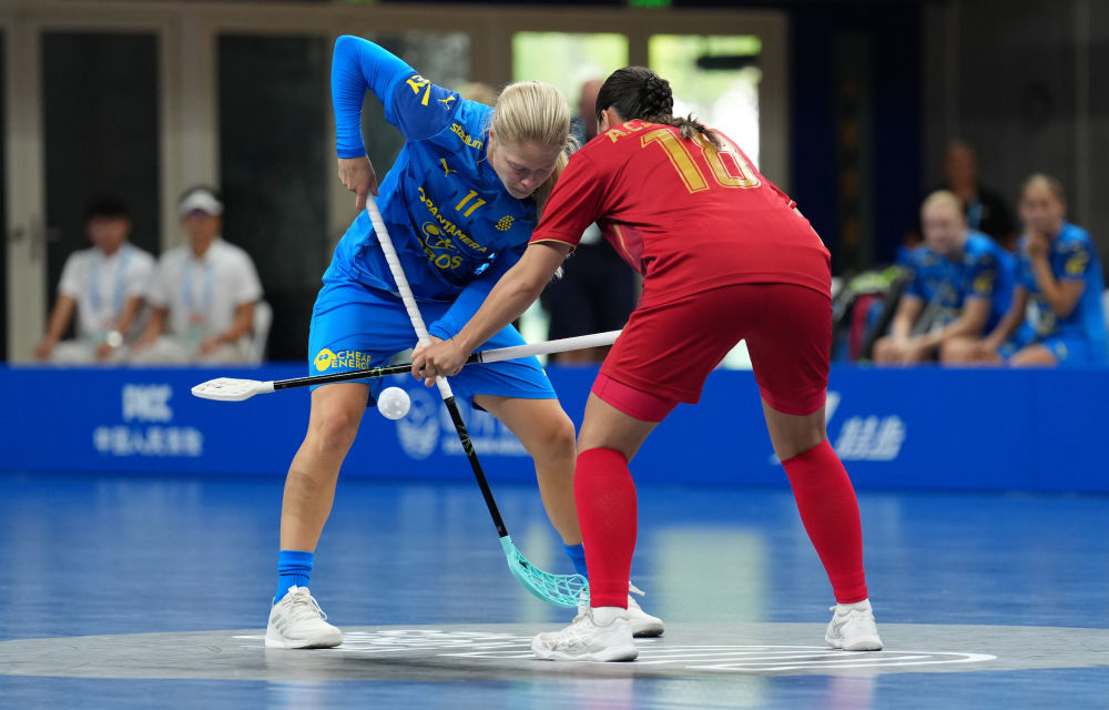 ↑ 双方球员在比赛中开球。新华社记者 李旭伦 摄