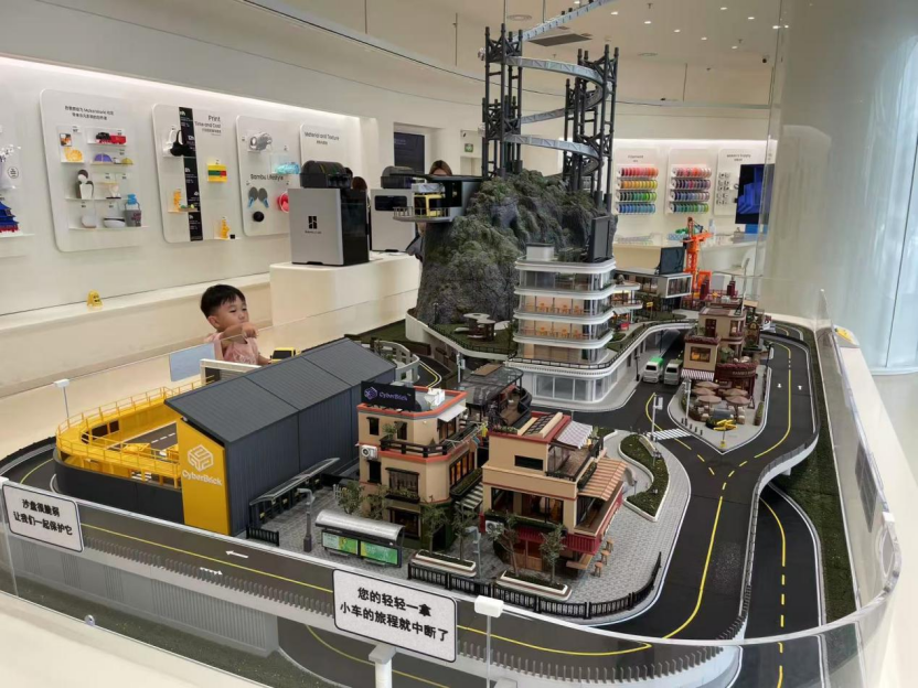 工作日，拓竹线下店也有不少孩子和家长/豹变