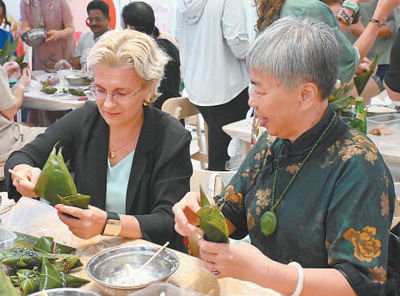 李檀雅(左一)在蛇口街道组织的活动中学习包粽子。受访者供图