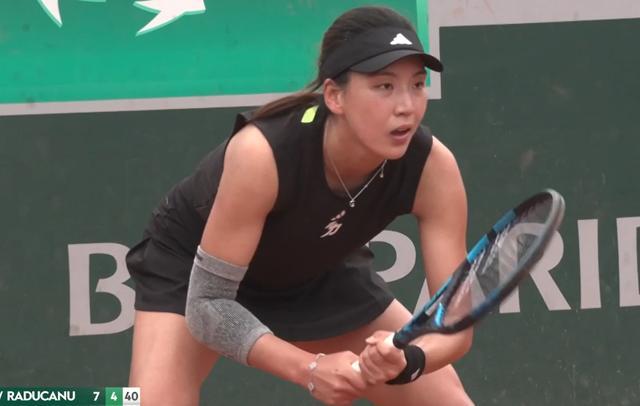 太难了,仅剩郑钦文自己了,1-2:中国又1金花轰然倒下,沮丧离场