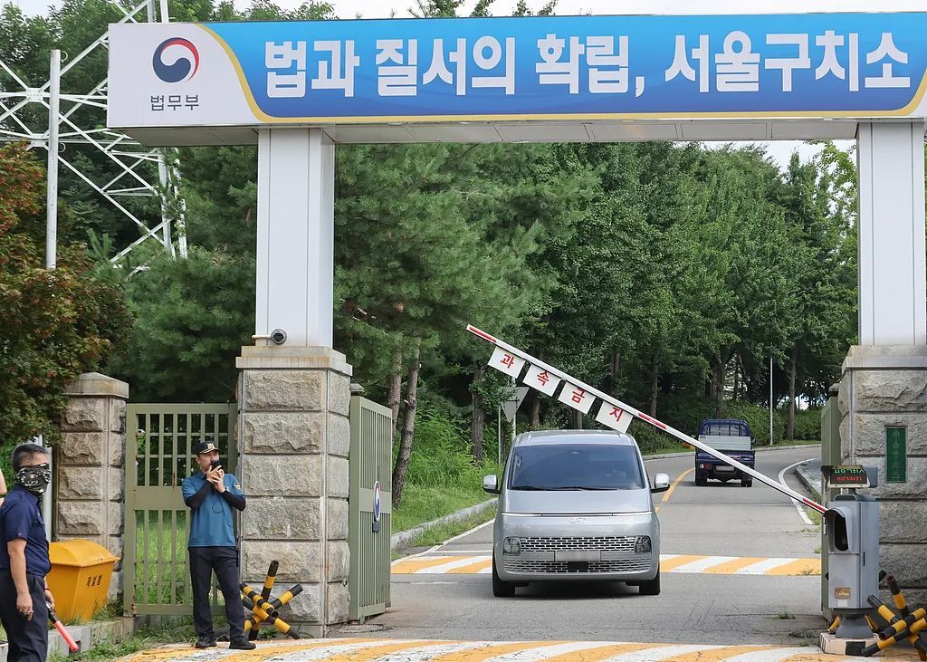 8月7日,韩国特检组再次试图强制传唤尹锡悦到案失败,车辆离开首尔拘留所。图/视觉中国