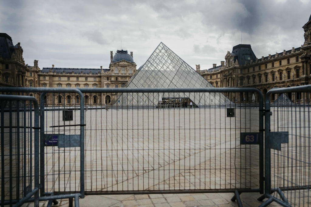 当地时间2025年10月20日,法国巴黎,卢浮宫金字塔庭院空无一人,周围设置了路障。视觉中国 图