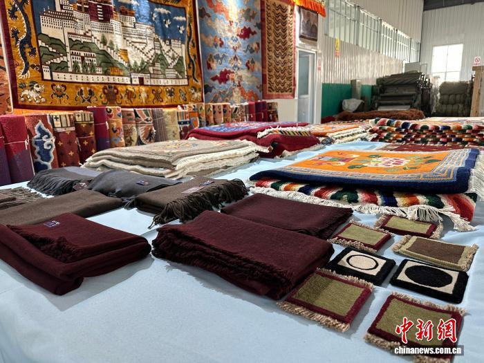 图为该公司创新生产的牛羊绒围巾、披肩、藏式杯垫等产品。中新社记者 丁思 摄