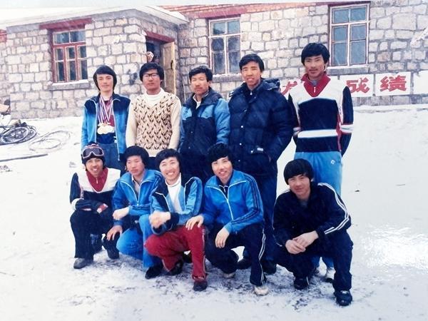 滑雪教练王永涛（第一排左一）于上世纪八十年代初在亚布力训练。王永涛供图