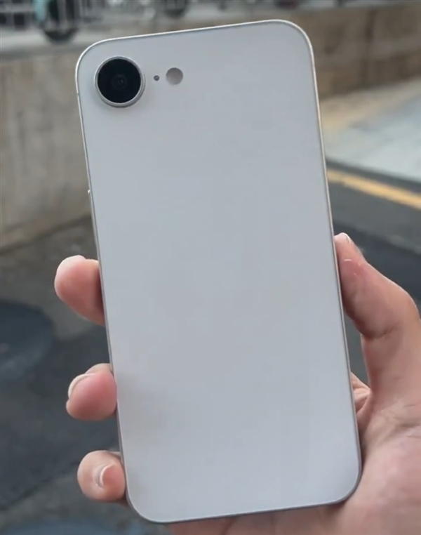 3月发布!苹果iPhone SE 4机模上手:首次刘海屏+后置单摄