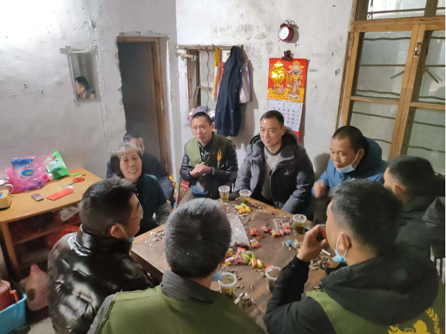 早年,战友们到郑君杰家里看望老人。