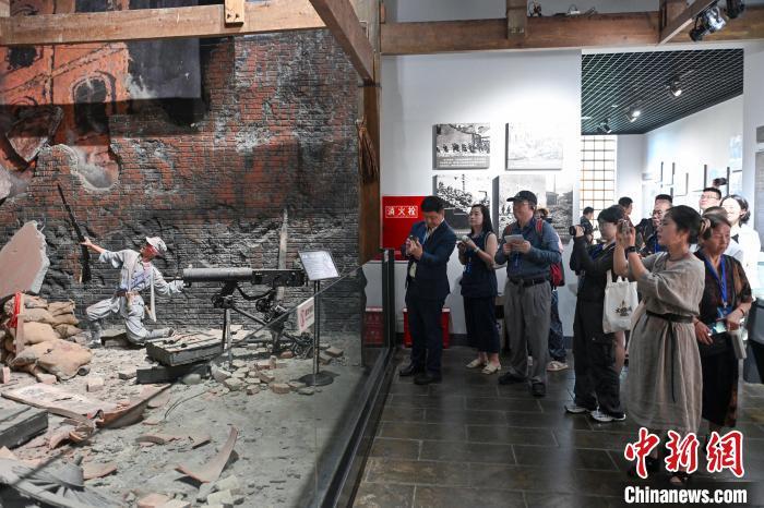 22日,两岸媒体采访团走进建川博物馆聚落参访。记者 刘忠俊 摄