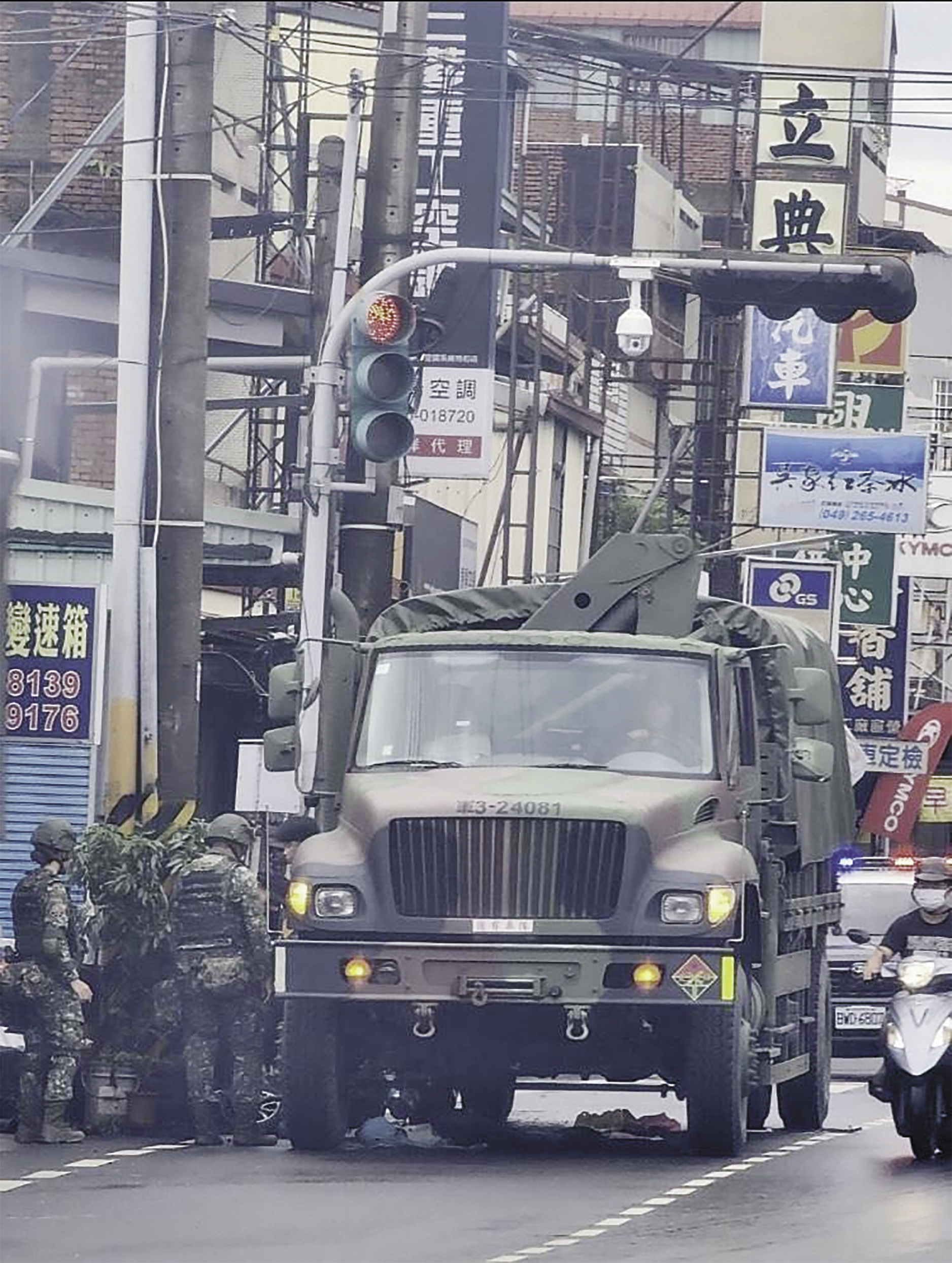 台陆军的一辆军用卡车10日参加“汉光”演习,在南投县一十字路口,疑似因视线死角将一辆电动车连人带车卷入卡车底。