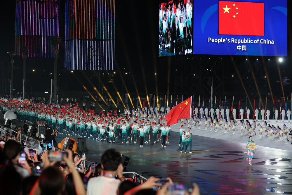 ↑中国体育代表团在开幕式上入场。新华社记者 姜克红 摄