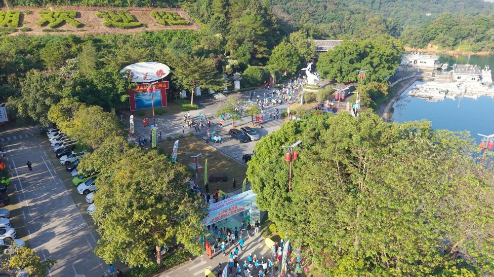 2025年11月16日，市民在广东河源“穿越万绿湖”大型徒步活动中。河源市委宣传部供图