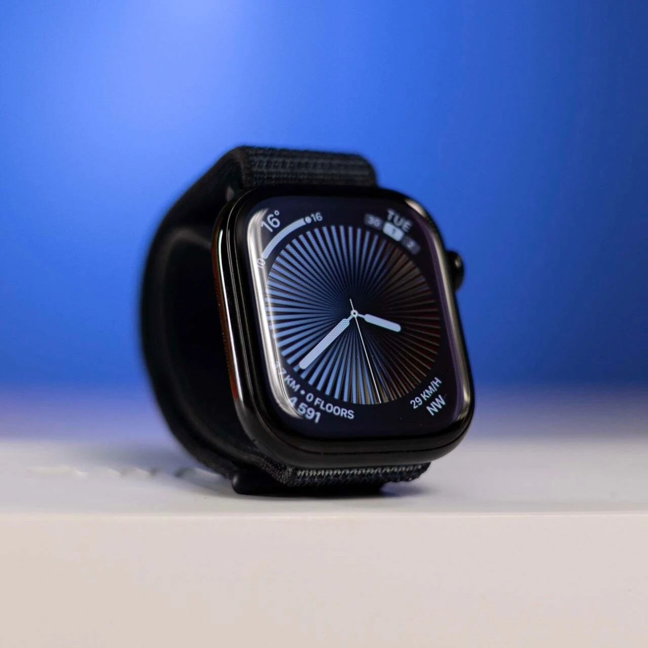 曝苹果计划给 Apple Watch 加上摄像头,和 AirPods 一起组成 AI 可穿戴设备