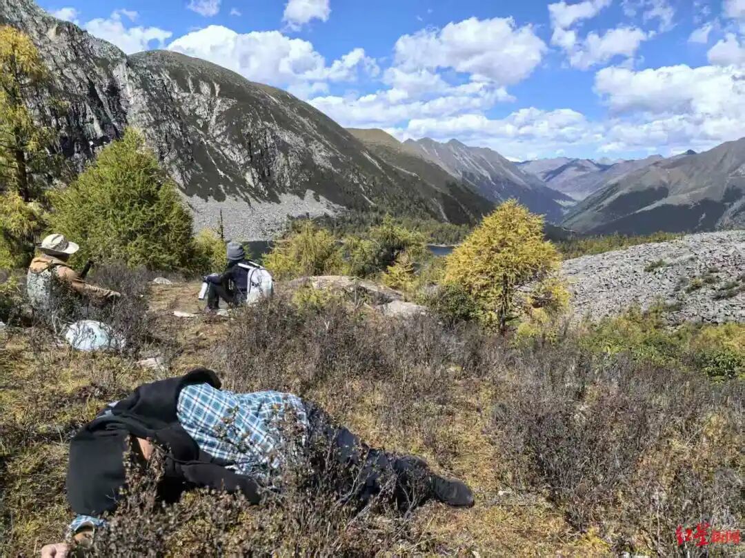 ▲在丹巴党岭徒步路线上,驴友在地上休息