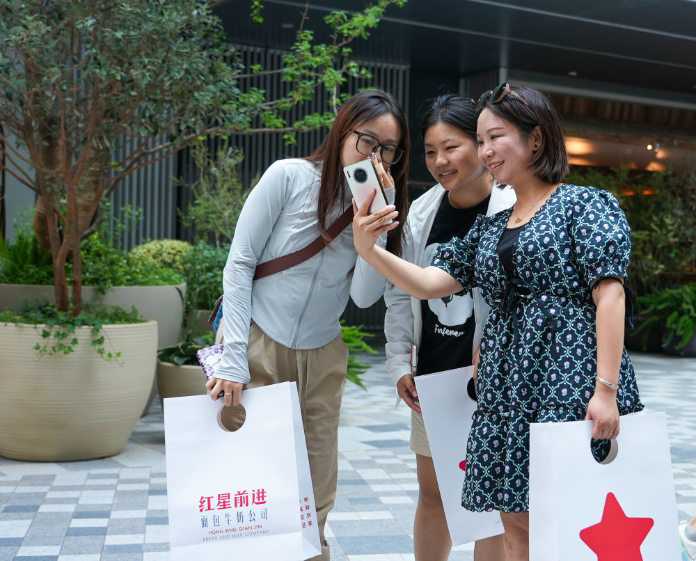 消费者在商场内拍照打卡。新华社记者刘振坤 摄