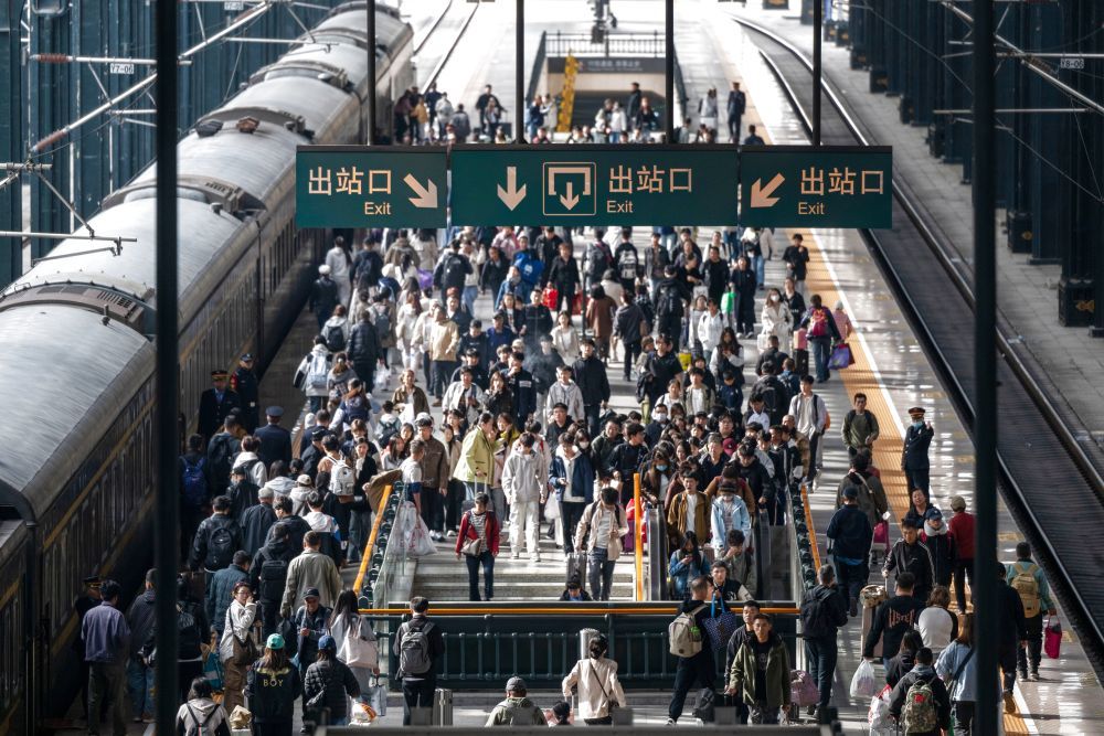 10月7日,旅客在哈尔滨火车站有序出站。新华社记者 张涛 摄