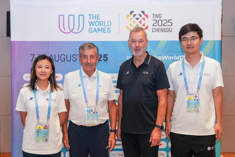 图为国际世界运动会协会两位“掌门人”在接受专访后与新华社记者合影